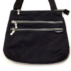 Baggallini fabric multiple pocket crossbody bag